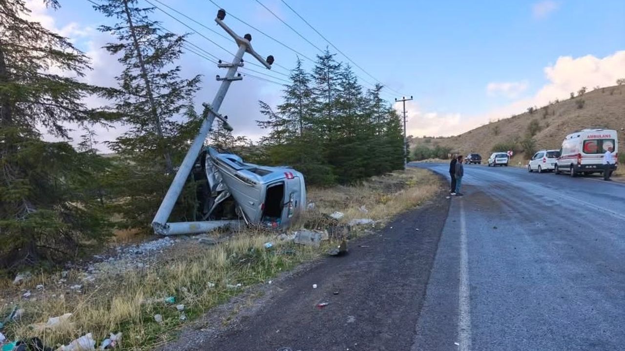 Nevşehir’de Araç Elektrik Direğine Çarptı, 1 Yaralı
