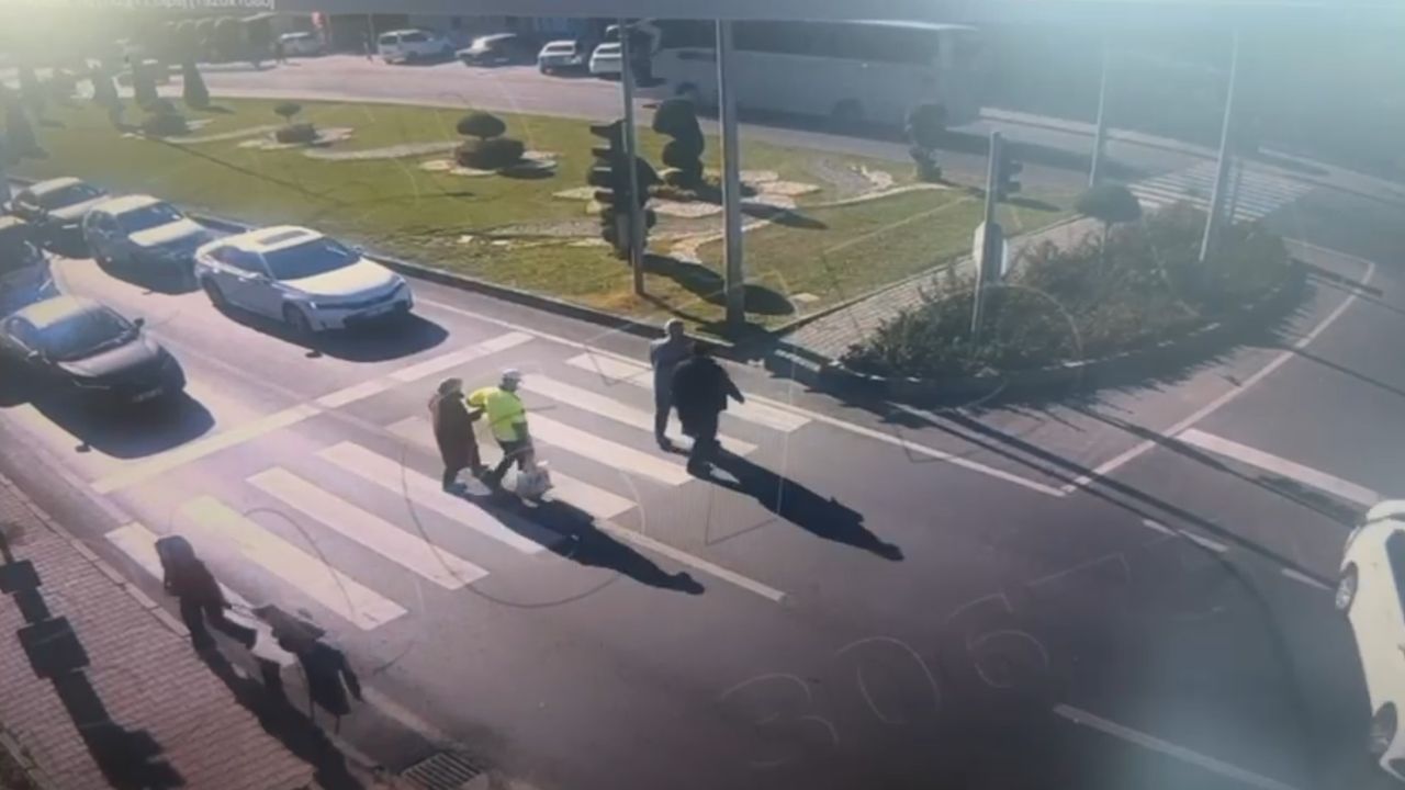 Nevşehir'de Polis Teyzenin Elinden Tutup Karşıya Geçirdi