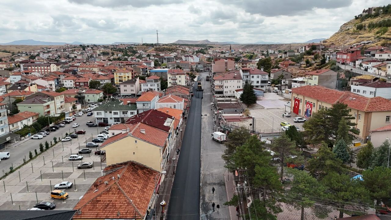 Gülşehir Çarşı Merkezinde Sıcak Asfalt Çalışmaları Başladı