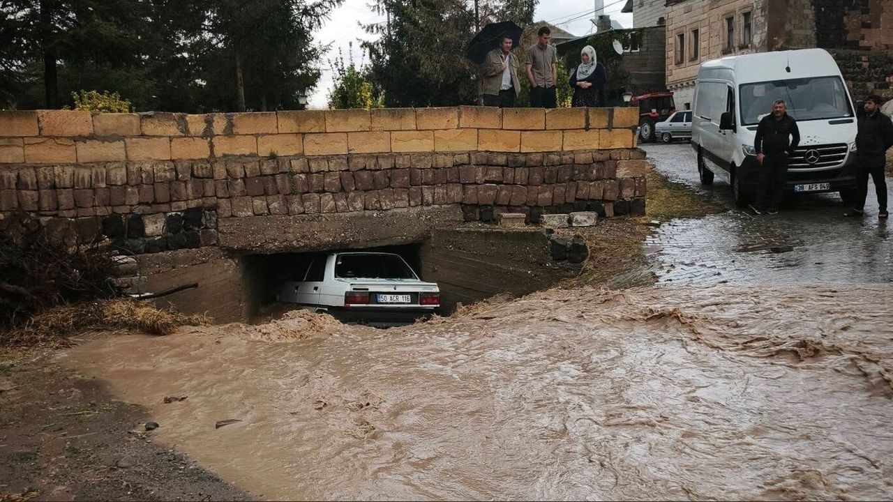 Ürgüp’te Sel Suları Otomobili Köprü Altına Sıkıştırdı! 3 Kişi Ölümden Döndü