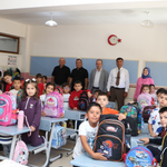 Başkan Çamcı’dan Minik Öğrencilere Okul Hediyesi