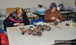 Maharetli eller turistik ve hediyelik eşya için çalışıyor