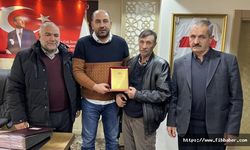 Başkan Çekiç, Emekli Olan Personele Plaket Takdim Etti.