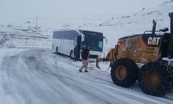 Nevşehir'de mahsur kalan yabancı tur otobüsü kurtarıldı