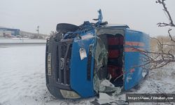 Nevşehir'de Kargo aracı yoldaki buzlanma nedeniyle devrildi