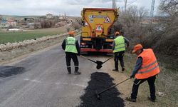 Yakatarla ve Terlemez köylerinde yol yama çalışmaları yapıldı