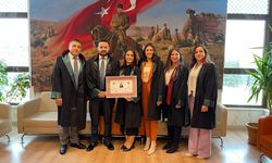 Nevşehir'de genç avukat cübbe giyerek ruhsatını aldı