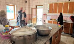 Kaymaklı Belediyesi ihtiyaç sahibi vatandaşların evlerine sıcak iftar yemeği götürüyor