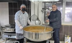Derinkuyu Belediyesi ihtiyaç sahibi ailelere iftarda sıcak yemek dağıtıyor