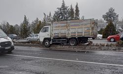 Nevşehir'de önce orta refüje çıktı, sonra aydınlatma direğini devirdi