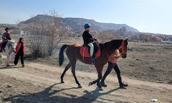 Nevşehir'de depremzede çocuklar at binerek moral buldu