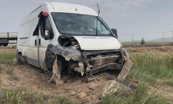 Nevşehir'de yoldan çıkan minibüs tarlaya girdi: 2 yaralı