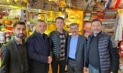 Milletvekili Adayı Özgün, sıkılmadık el bırakmıyor