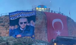Erdoğan'ın pilot kıyafetli dev posteri Ürgüp Temenni tepesine asıldı