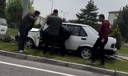 Nevşehir'de otomobil önce ağaca sonra direğe çarptı