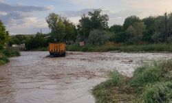 Nevşehir'de hafriyat kamyonu suya gömüldü