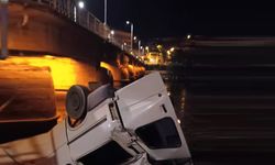 Avanos'ta bir araç tarihi taş köprüden Kızılırmak'a uçtu