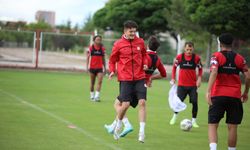 Sivasspor'un Nevşehirli yıldızı Emirhan A takım ile antrenmanda