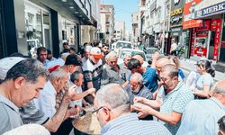 Nevşehir'de Nurlular Gıda Kuruyemiş vatandaşlara aşure dağıttı