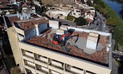 Avanos'ta eski yurt binasının son üç katı yıkılıyor