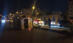 Nevşehir itfaiye kavşağında minibüs yan yattı
