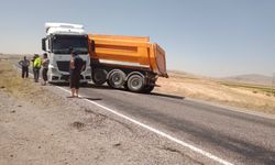 Nevşehir - Aksaray yolunda makaslayan tır yolu trafiğe kapattı