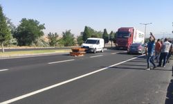 Nevşehir'de briket baskı paleti yola düştü trafik felç oldu