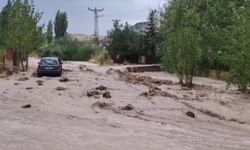 Nevşehir Göre'de sel felaketi! Sel suları araçları sürükledi