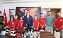 Nevşehir'e Başarılarla Dönen Bisiklet Takımı İl Müdürü Özdemir'i Ziyaret Etti