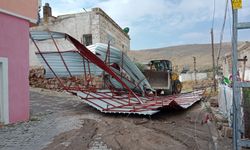Nevşehir Kavak'ta fırtına çatıları uçurdu, ağaç dallarını kırdı