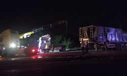 Nevşehir'de kum yüklü TIR devrildi: 1 Yaralı