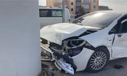 Nevşehir'de kontrolden çıkan araç trafoya çarptı