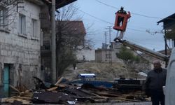 Nevşehir'de çatılar uçtu, ağaçlar devrildi!