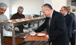Nevşehir Valisi işçilerle sıraya girip yemek yedi