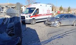 Nevşehir'de iki otomobil çarpıştı, biri ters döndü