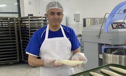 Başkan Çavdar önlüğü giydi ekmek yaptı