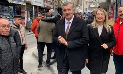MHP Başkan adayı Adnan Doğu esnafla kucaklaştı