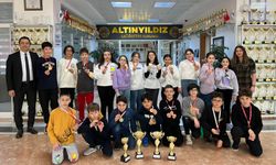 Satranç Turnuvasında Altınyıldız İlköğretim Kurumundan 6 Takım 6 Kupa!