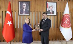 NEVÜ Rektörü Aktekin'den, Emekli Olan Personele Plaket
