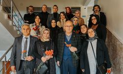 Başkan Adayı Fahri Yıldız, kadınlara karanfil dağıttı