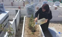 Nevşehir'de vatandaşlar, bayram sabahı mezarlığa akın etti