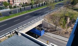 Nevşehir'de hurda taşıyan kamyon köprü altına sıkıştı