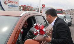 Belediye Başkanı Arı Tatilcileri ve Sıla-İ Rahim İçin Nevşehir’e Gelenleri Karanfille Karşıladı