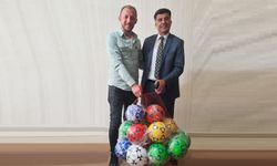 Uçhisar'da muhtar İrfan'dan öğrencilere futbol topu