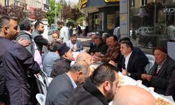 Başkan Arı, Belediye Caddesi Esnaflarıyla Kahvaltıda Buluştu