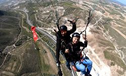 Nevşehirli Paraşütçüler Gökyüzünde Türk Bayrağı Açtı