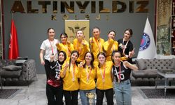 Altınyıldız Koleji Fen ve Anadolu Lisesi Voleybol Takımlarından  Çifte Şampiyonluk