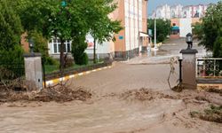 Nevşehir'de sel suları okul bahçesini şelaleye çevirdi