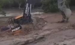 Nevşehir'de kepçe sel sularına gömüldü!  İşte O Anlar...