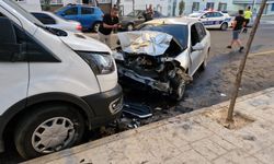 Nevşehir'de otomobil park halindeki minibüse çarptı